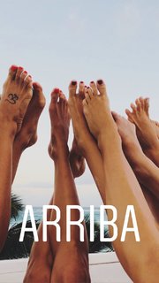 Alessandra Ambrosio feet photo thumbnail