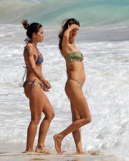 Alessandra Ambrosio feet photo thumbnail
