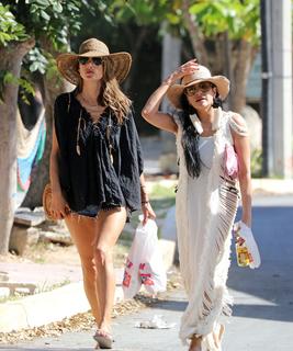 Alessandra Ambrosio feet photo thumbnail