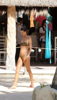 Alessandra Ambrosio feet photo thumbnail