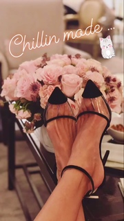 Alessandra Ambrosio feet photo thumbnail