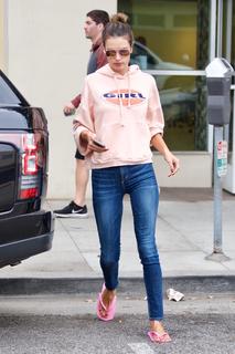 Alessandra Ambrosio feet photo thumbnail