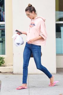 Alessandra Ambrosio feet photo thumbnail