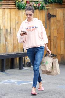 Alessandra Ambrosio feet photo thumbnail