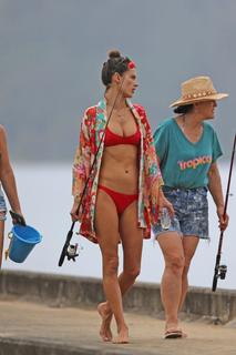 Alessandra Ambrosio feet photo thumbnail