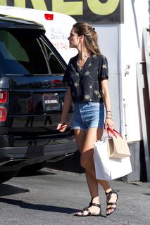 Alessandra Ambrosio feet photo thumbnail