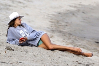 Alessandra Ambrosio feet photo thumbnail