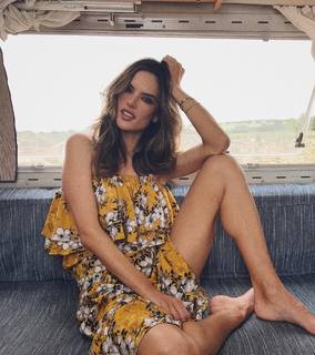 Alessandra Ambrosio feet photo thumbnail