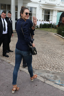 Alessandra Ambrosio feet photo thumbnail