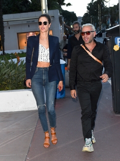 Alessandra Ambrosio feet photo thumbnail