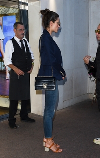 Alessandra Ambrosio feet photo thumbnail