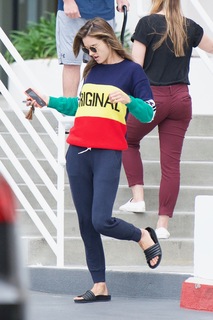 Alessandra Ambrosio feet photo thumbnail