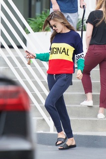 Alessandra Ambrosio feet photo thumbnail