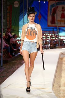 Alessandra Ambrosio feet photo thumbnail