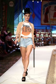 Alessandra Ambrosio feet photo thumbnail