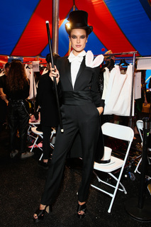 Alessandra Ambrosio feet photo thumbnail