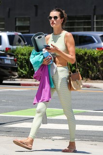 Alessandra Ambrosio feet photo thumbnail