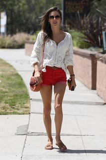 Alessandra Ambrosio feet photo thumbnail