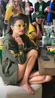 Alessandra Ambrosio feet photo thumbnail