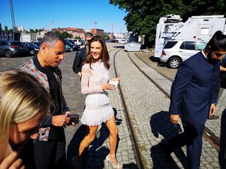 Alessandra Ambrosio feet photo thumbnail