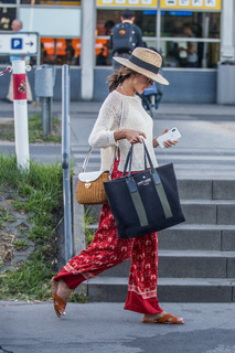 Alessandra Ambrosio feet photo thumbnail