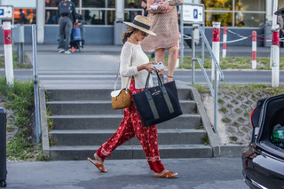 Alessandra Ambrosio feet photo thumbnail