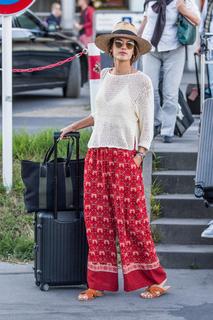 Alessandra Ambrosio feet photo thumbnail