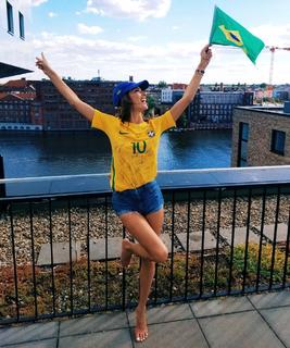 Alessandra Ambrosio feet photo thumbnail