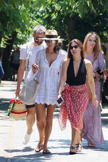 Alessandra Ambrosio feet photo thumbnail