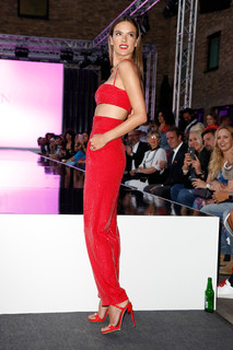 Alessandra Ambrosio feet photo thumbnail