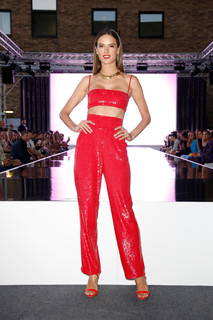 Alessandra Ambrosio feet photo thumbnail