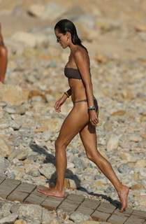 Alessandra Ambrosio feet photo thumbnail