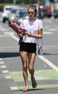 Alessandra Ambrosio feet photo thumbnail