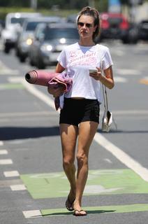 Alessandra Ambrosio feet photo thumbnail