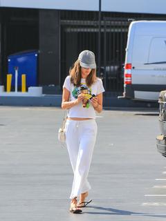 Alessandra Ambrosio feet photo thumbnail