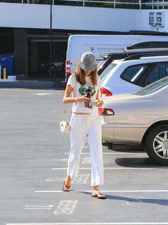 Alessandra Ambrosio feet photo thumbnail