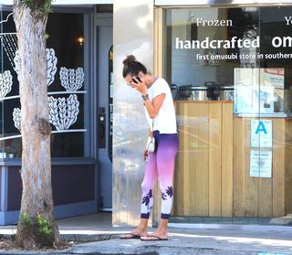 Alessandra Ambrosio feet photo thumbnail