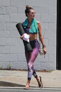 Alessandra Ambrosio feet photo thumbnail