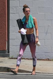 Alessandra Ambrosio feet photo thumbnail