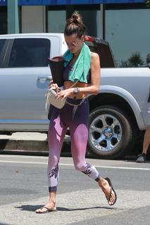 Alessandra Ambrosio feet photo thumbnail