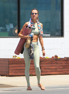 Alessandra Ambrosio feet photo thumbnail