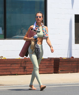 Alessandra Ambrosio feet photo thumbnail