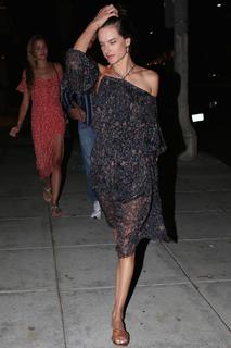 Alessandra Ambrosio feet photo thumbnail