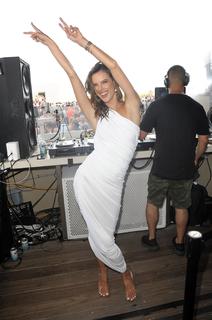 Alessandra Ambrosio feet photo thumbnail