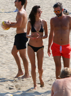 Alessandra Ambrosio feet photo thumbnail