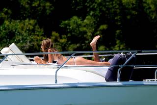 Alessandra Ambrosio feet photo thumbnail