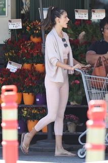 Alessandra Ambrosio feet photo thumbnail