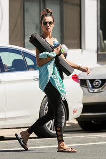 Alessandra Ambrosio feet photo thumbnail