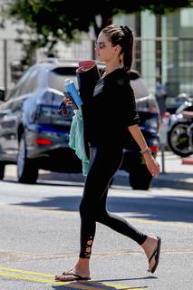 Alessandra Ambrosio feet photo thumbnail