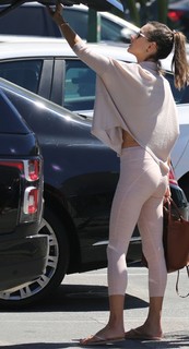 Alessandra Ambrosio feet photo thumbnail